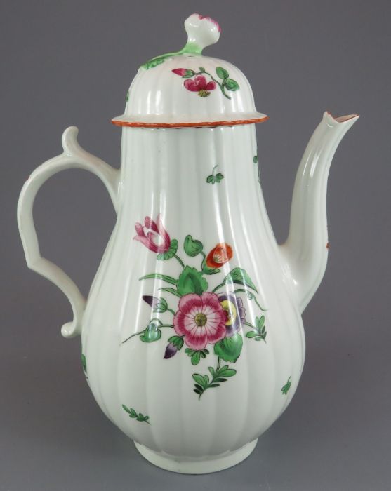 A late eighteenth century Worcester porcelain coffeepot, c. 1770. It is decorated with floral sprays - Bild 2 aus 2