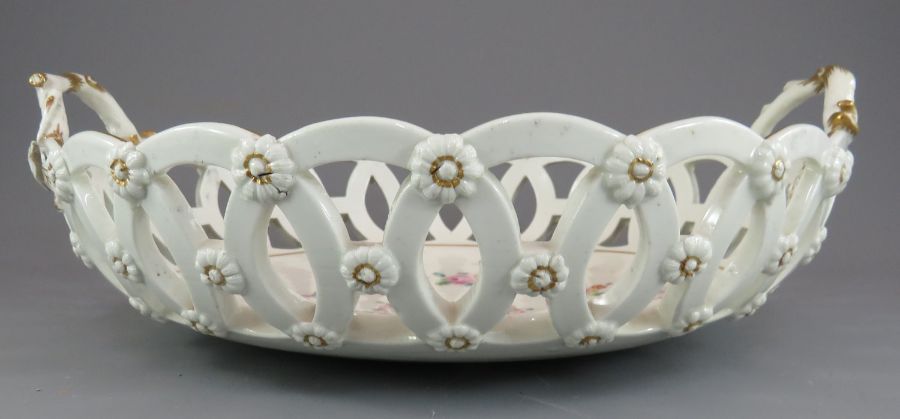 A superb mid-eighteenth century Chelsea Derby porcelain large, open two-handled dessert basket - Bild 2 aus 3