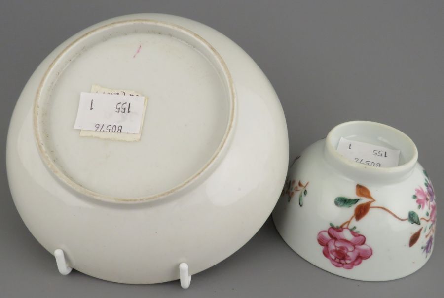 A late eighteenth century hand-painted Newhall tea bowl and similar saucer, c. 1770-80. The saucer - Bild 2 aus 2