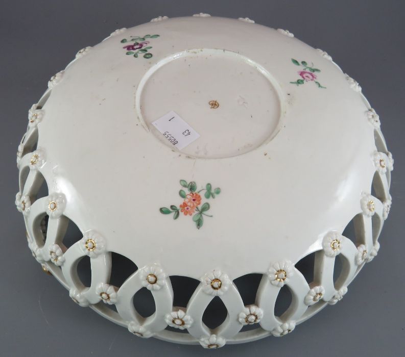 A superb mid-eighteenth century Chelsea Derby porcelain large, open two-handled dessert basket - Bild 3 aus 3
