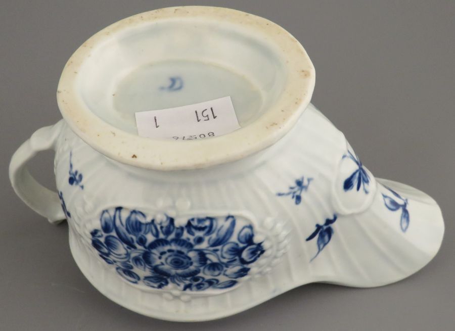 A late eighteenth century blue and white hand-painted Worcester porcelain footed sauce boat, c. - Bild 3 aus 3