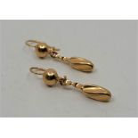 A pair of Italian 18ct. gold drop earrings, shepherds hook fitting, drop 4cm. (4.0g)