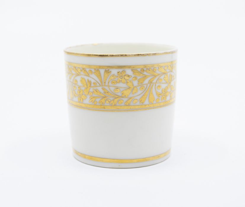 A Pinxton coffee can, pattern no.283, gilt foliate border, typical ear-shaped handle - Image 2 of 5