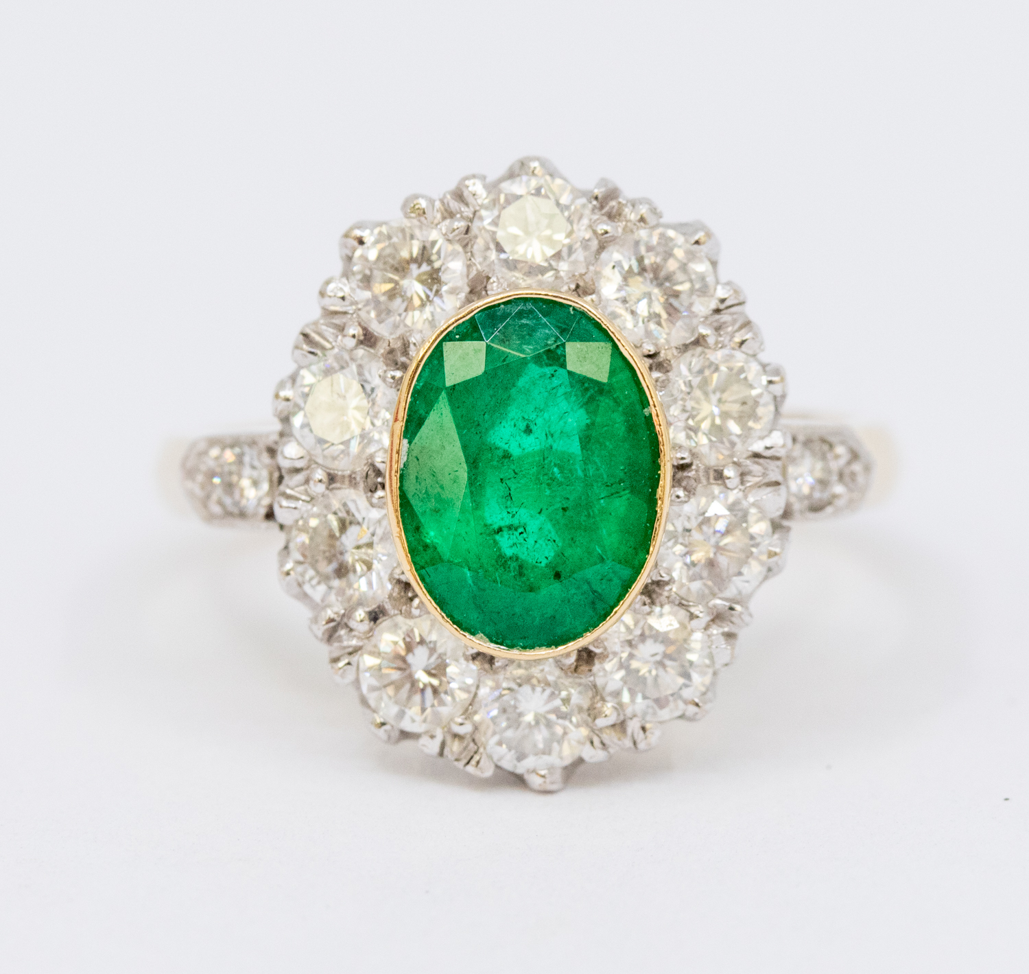 An emerald and diamond 18ct gold  cluster ring, comprising an oval cut emerald to the centre, rub - Bild 5 aus 5