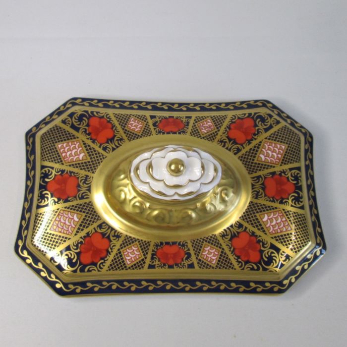 A Royal Crown Derby Scroll Box and cover, decorated in the ‘Old Imari’ pattern. First quality Date - Bild 9 aus 12