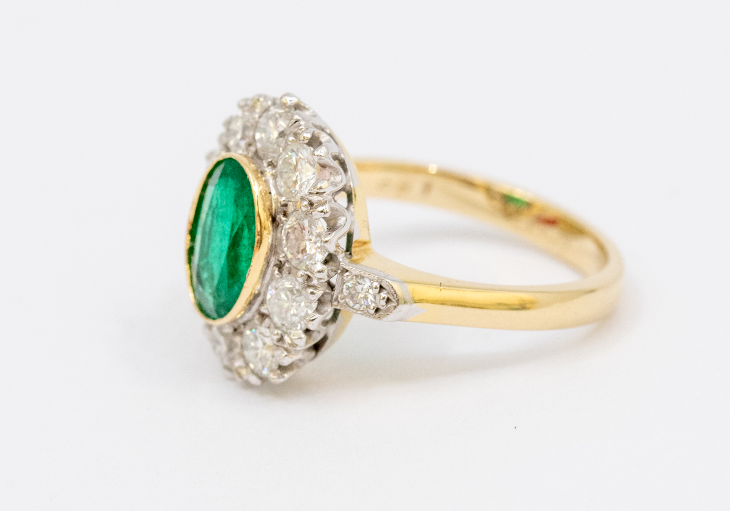 An emerald and diamond 18ct gold  cluster ring, comprising an oval cut emerald to the centre, rub - Bild 3 aus 5