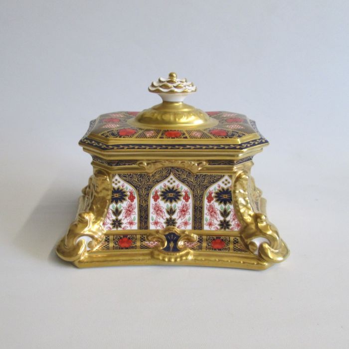A Royal Crown Derby Scroll Box and cover, decorated in the ‘Old Imari’ pattern. First quality Date - Bild 3 aus 12