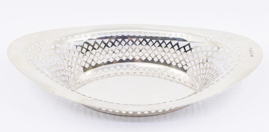 A George V silver shaped oval bread basket with reticulated sides, hallmarked by Barker Brothers,