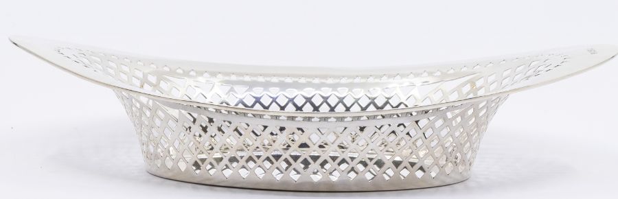 A George V silver shaped oval bread basket with reticulated sides, hallmarked by Barker Brothers, - Bild 2 aus 2