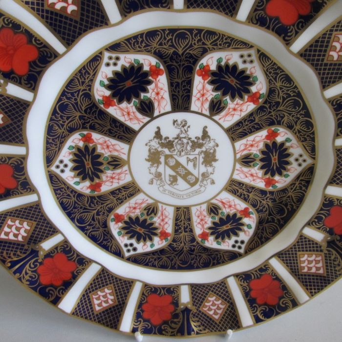 A Royal Crown Derby Collectors Fluted Rim Plate, decorated with the Old Imari pattern with a - Bild 2 aus 4