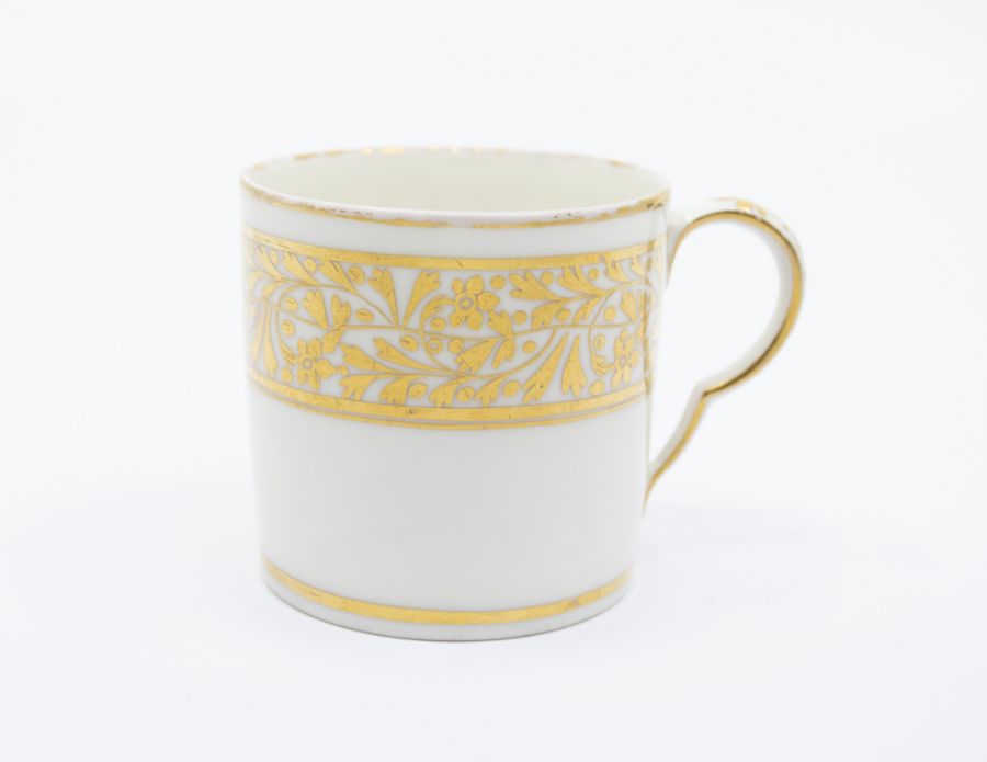 A Pinxton coffee can, pattern no.283, gilt foliate border, typical ear-shaped handle - Image 3 of 5