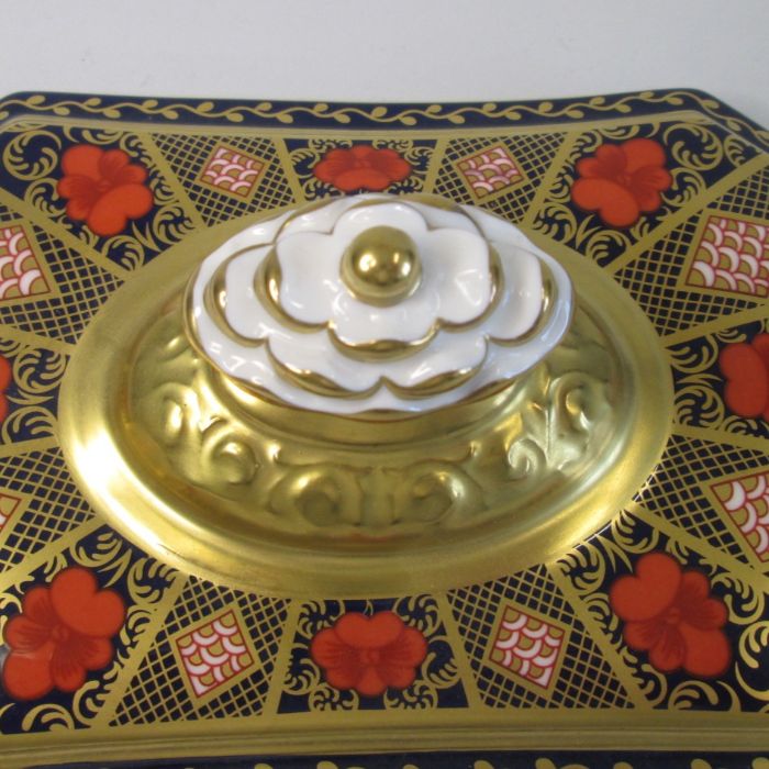 A Royal Crown Derby Scroll Box and cover, decorated in the ‘Old Imari’ pattern. First quality Date - Bild 10 aus 12