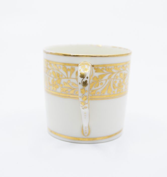 A Pinxton coffee can, pattern no.283, gilt foliate border, typical ear-shaped handle - Image 4 of 5