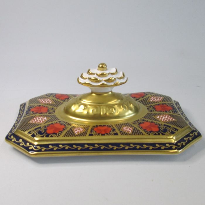 A Royal Crown Derby Scroll Box and cover, decorated in the ‘Old Imari’ pattern. First quality Date - Bild 8 aus 12