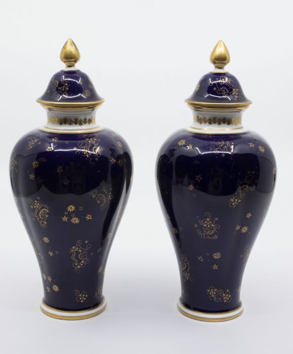 A pair of early 20th Century Royal Crown Derby vases and covers, cobalt blue grounds painted with - Bild 2 aus 3