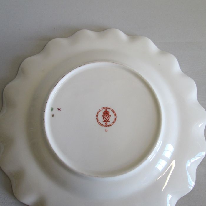 A Royal Crown Derby Collectors Fluted Rim Plate, decorated with the Old Imari pattern with a - Bild 4 aus 4