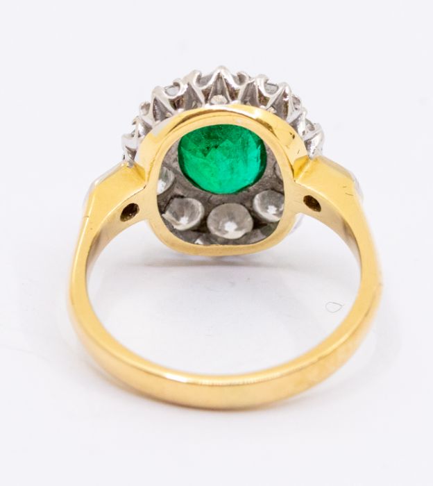 An emerald and diamond 18ct gold  cluster ring, comprising an oval cut emerald to the centre, rub - Bild 2 aus 5