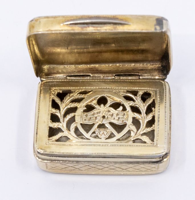 A George III silver-gilt vinaigrette, bright-cut engraved basket weave and geometric pattern to - Bild 2 aus 3