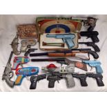 Tinplate: A collection of assorted vintage tinplate toy guns to include: TSL Cadet dart gun in