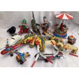 Tinplate: A collection of assorted vintage tinplate toys to include: Japanese clockwork butterfly,