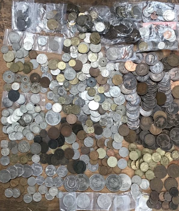 Large collection of British and World coins, includes approx 184g of Pre 47 Silver, American half