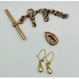 Three pieces of 9ct gold jewellery (two as found) comprising a pair of faux pearl drop earrings (