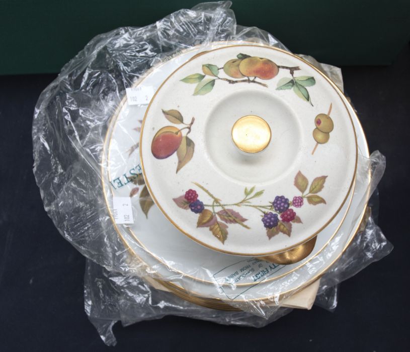 Collection of Royal Worcester Evesham dinner and tea wares - Image 4 of 4
