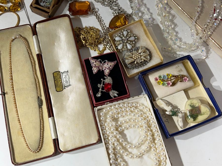 A large selection of vintage costume jewellery comprising of Art Deco glass necklace, imitation - Image 2 of 6