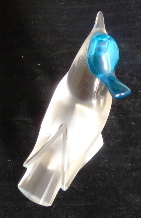 Pimlico tete. a contemporary Lalique crystal clear, frosted and blue crystal model of a jay, on - Bild 2 aus 3