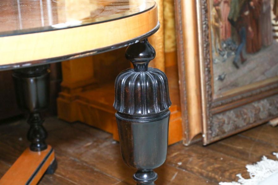 A Biedermeier style satin birch and ebonized occasional table with circular top on baluster turned - Bild 2 aus 3