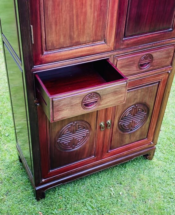 A Chinese hardwood cabinet, the upper section with moulded cornice above a pair of doors with carved - Bild 4 aus 4