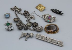 A selection of antique and vintage jewellery comprising of a brooches (including Art Deco examples),