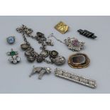 A selection of antique and vintage jewellery comprising of a brooches (including Art Deco examples),