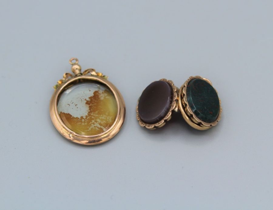 A 9ct stamped late 19th/ early 20th century photograph locket (at fault) with bezelled glass in