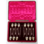 A cased set of twelve silver apostle coffee spoons and a pair of sugar nips, Sheffield 1909
