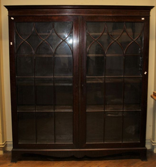 An early 19th century mahogany bookcase, the moulded cornice over a pair of shaped barred glazed - Bild 2 aus 2