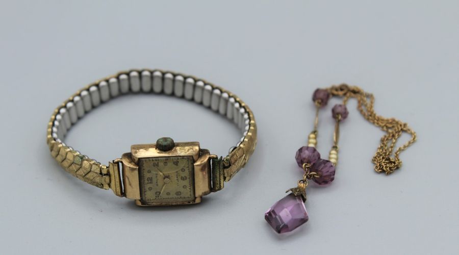 A 9ct gold ladies wristwatch with gilt strap, Swiss made, Baume with Latin numerals on a yellow