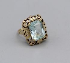 An Aquamarine cocktail ring in a decorative yellow metal setting stamped 585, size M, gross weight