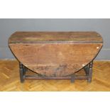 A late 18th century oak drop leaf gateleg dining table, on bobbin turned and block supports, 70 x