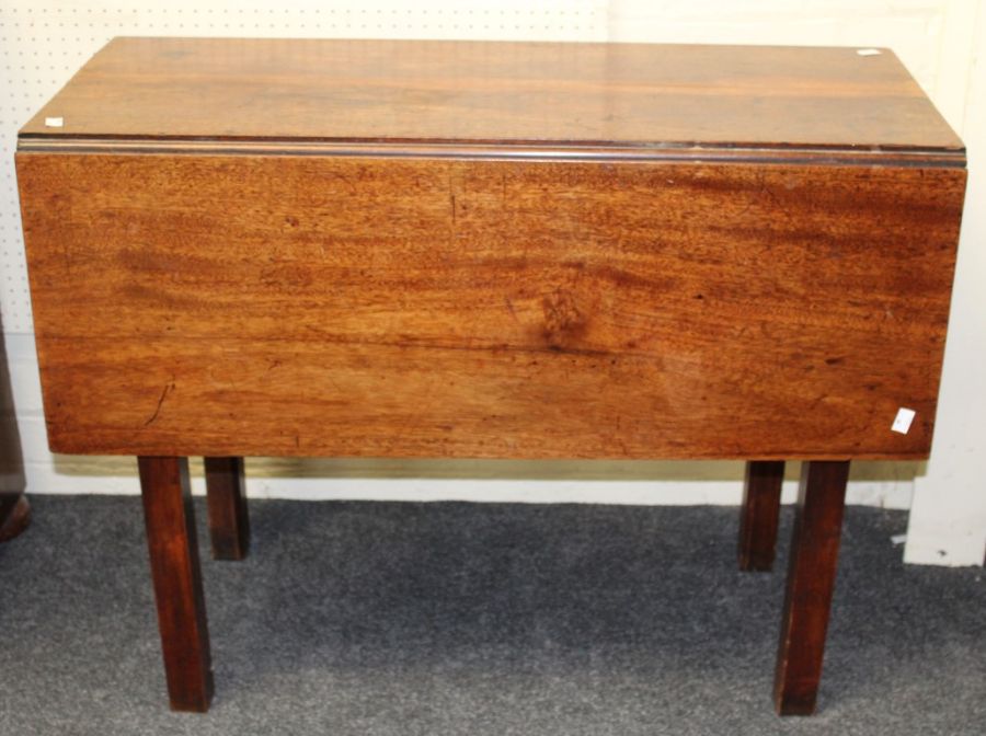 An early 19th century mahogany Pembroke table, the rectangular top and drop leaves with single