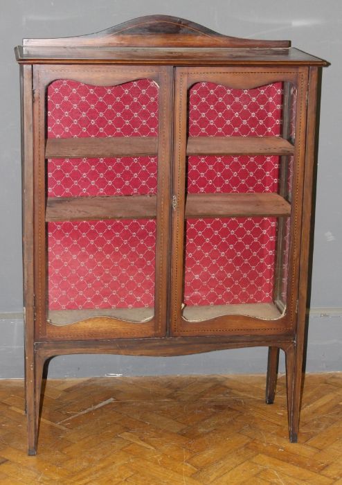 An Edwardian mahogany, chequer strung vitrine, the glazed doors enclosing two shelves, on square