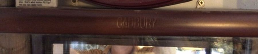 Original 1930s vintage Cadbury’s wall display cabinet. Metal framed with wooden base and wooden - Bild 4 aus 4