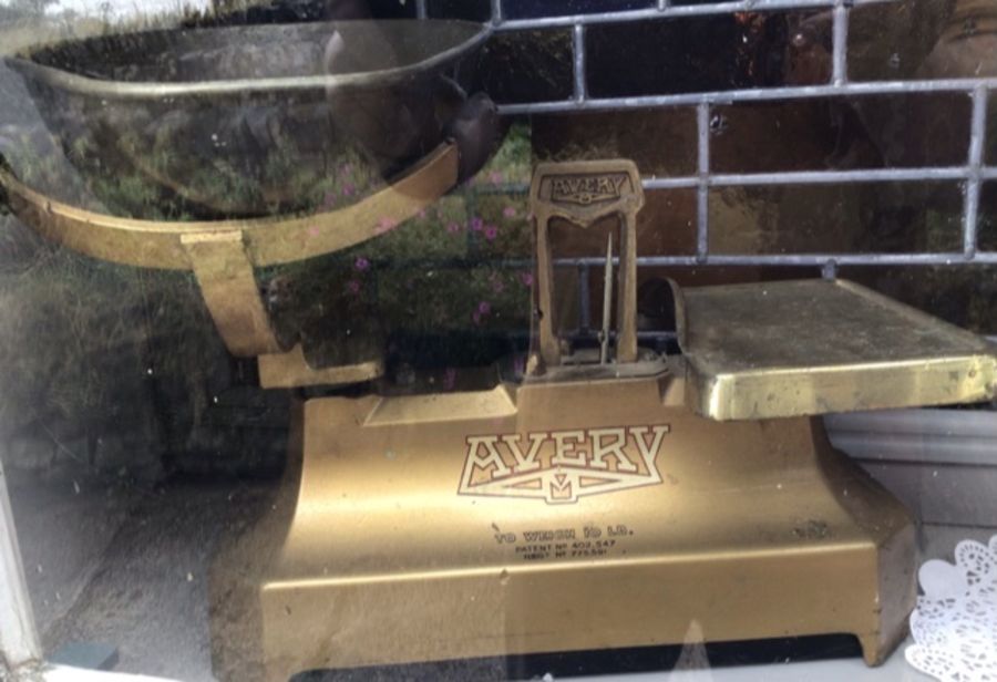 Vintage 1950’s W.T. Avery shop scales. In good condition.  Please study picture.
