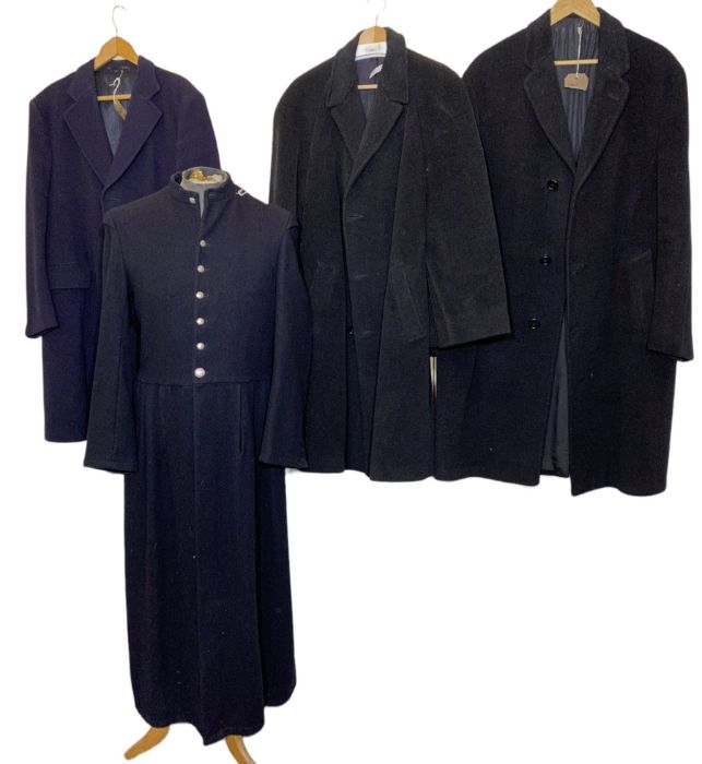 vintage men's coats to include an Austin Arnold 3 pocket with vent back, a 1940s/50s  herringbone - Image 2 of 6