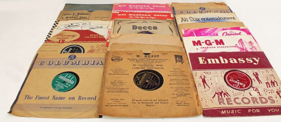 A box of 78s shellac records. Including Bill Hayes, Frank Sinatra, Nat King Cole, Johnny Duncan, The