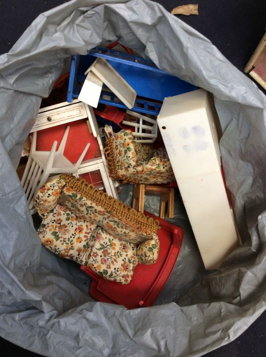 Mid 20th century tin plate dolls house with accessories, along with mid 20th century teddy bear - Bild 2 aus 5