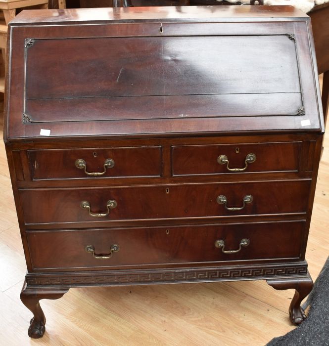 A Georgian style mahogany slopefront bureau, fitted interior above two short and two long drawers on - Bild 3 aus 4