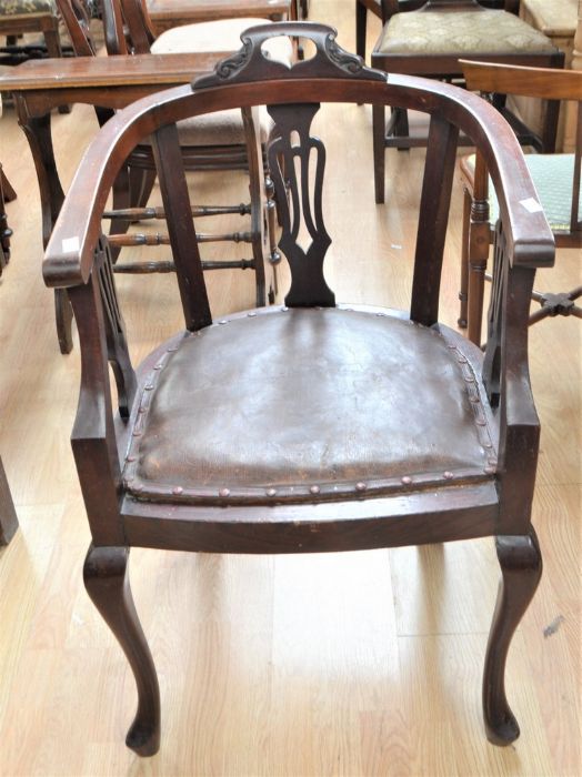 A Victorian button-back armchair, an Edwardian mahogany armchair and a reproduction 17th century - Bild 5 aus 6