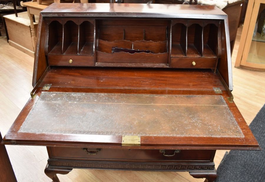 A Georgian style mahogany slopefront bureau, fitted interior above two short and two long drawers on - Bild 4 aus 4