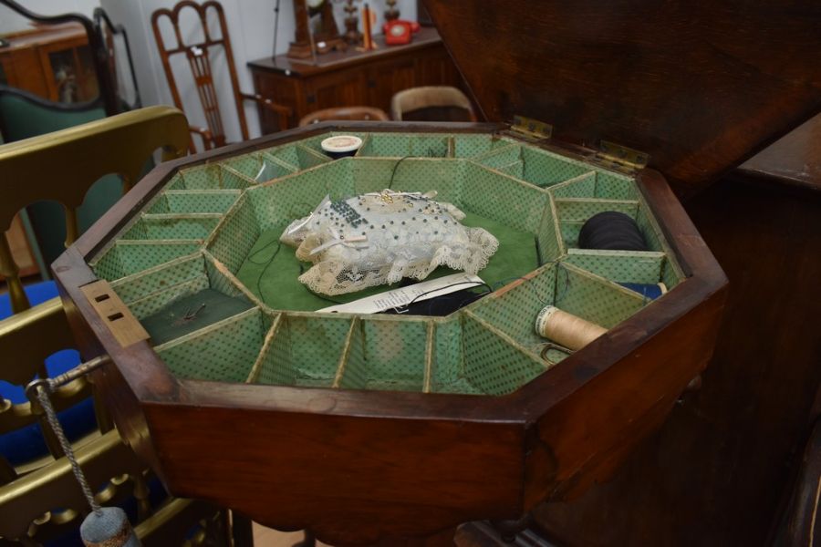 A Victorian mahogany pedestal sewing table - Bild 2 aus 4